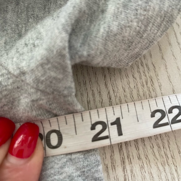 Tommy Hilfiger Gray Tee with Appliqué Logo Sz M. New - Picture 7 of 7